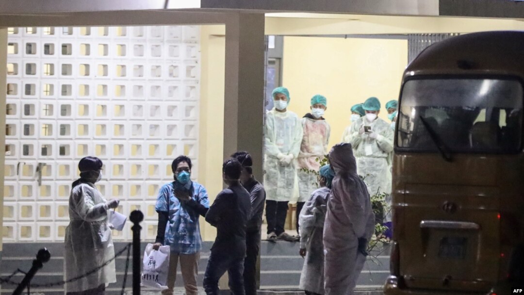  被困在武汉的缅甸学生2月2日被包机接回缅甸后在接受医护人员的检查。
