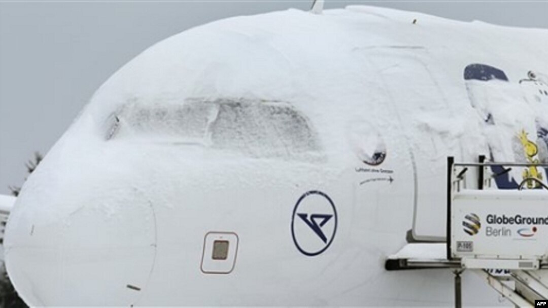 Sneg na avionima na aerodromu u Berlinu primorao je otkazivanje velikog broja letova