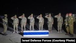 在加沙地带举行的简短仪式上，以色列国防军部队人员向哈马斯归还的人质梅尼·戈达尔(Meny Godard)遗体灵柩致敬。(2025年11月13日)