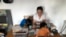 Une mère scolarise ses enfants à la maison en raison de la fermeture d'écoles due à la pandémie de COVID-19 dans le Queens, à New York, le 20 mars 2020.