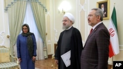 Nelson Martínez, ministro de petróleo de Venezuela, junto al presidente iraní Hassan Rouhani, y la entonces canciller Delcy Rodríguez, en Teherán, en febrero de 2017.