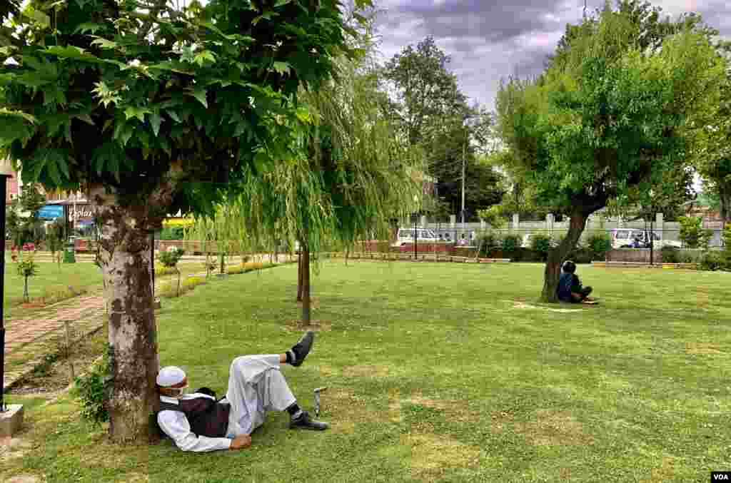 انتظامیہ نے کرفیو میں نرمی کے باوجود کرونا سے بچاؤ کے لیے احتیاطی تدابیر پر عمل درآمد کرنے کی اپیل کی ہے۔&nbsp;