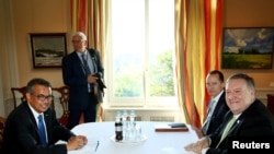 El director general de la Organización Mundial de la Salud (OMS), Tedros Adhanom Ghebreyesus, a la izquierda, conversa con el secretario de Estado de EE.UU., Mike Pompeo, durante un encuentro en Basilea, Suiza, el 3 de junio de 2019.