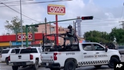 Soldados mexicanos montan guardia frente a una tienda de abarrotes Oxxo, cerca de la Cámara de Comercio de Tamaulipas, donde fue asesinado su presidente Julio César Almanza, en Matamoros, México, martes 30 de julio de 2024.