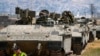 Pasukan Israel mengendarai kendaraan lapis baja ketika melakukan serangan dan operasi militer terhadap kubu militan yang diduga bersembunyi di kamp pengungsi di kota Jenin, wilayah Tepi Barat yang diduduki Israel pada 4 Juli 2023 lalu (foto: dok). 