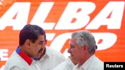 El presidente en disputa de Venezuela, Nicolás Maduro, habla con el presidente de Cuba, Miguel Díaz-Canel, durante la ceremonia de clausura de la 17ª Cumbre del ALBA en La Habana, el 14 de diciembre de 2019.