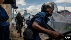 Polisi na wanajeshi nchini Burundi wakiwafurusha waandamanaji.