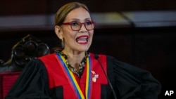 La presidenta de la Corte Suprema, Caryslia Rodríguez, habla en el tribunal que está realizando una auditoría de los resultados controvertidos de las elecciones presidenciales en Caracas, Venezuela, el jueves 22 de agosto de 2024. (Foto AP/Ariana Cubillos)