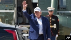 唐纳德·特朗普总统从戴维营归来后，乘坐“海军陆战队一号”抵达马里兰州安德鲁斯联合基地，并向人群挥手致意。(2026年6月21日)