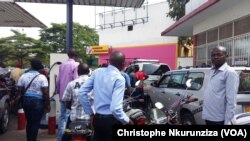 Des automobilistes attendent le carburant dans une station-service à Bujumbura, Burundi, 30 mai 2017. (VOA/Christophe Nkurunziza)