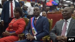 Nouvo Prezidan ayisyen an, Jovenel Moise (mitan) chita apre li te fin resevwa bandwòl prezidansyèl la nan okazyon seremoni envestiti li nan palman ayisyen an nan Pòtoprens madi 7 fevriye 2017.