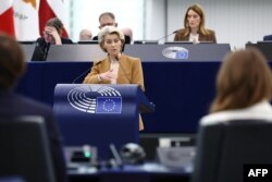 Presiden Komisi Eropa Ursula von der Leyen dalam debat mengenai hasil KTT UE terbaru, sebagai bagian dari sesi pleno di Parlemen Eropa di Strasbourg, Prancis timur, 6 Februari 2024. (FREDERICK FLORIN / AFP)