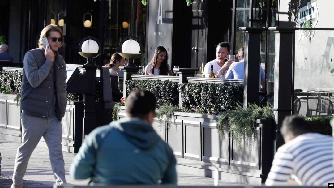 Warga menikmati suasana di luar sebuah restoran di Christchurch, Selandia, 8 Juni 2020. (Foto: dok).