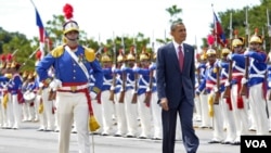 El presidente fue recibido con todos los honores en Brasilia, escala inicial de su gira.