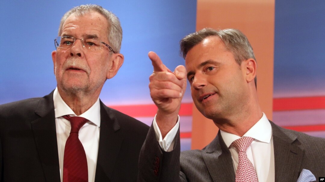 Norbert Hofer (kanan) berbicara dengan pesaingnya dalam pilpres Austria, Alexander Van der Bellen (foto: dok). Alexander Van der Bellen diperkirakan memenangkan pilpres dengan selisih suara tipis. 