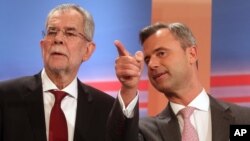 Norbert Hofer (kanan) berbicara dengan pesaingnya dalam pilpres Austria, Alexander Van der Bellen (foto: dok). Alexander Van der Bellen diperkirakan memenangkan pilpres dengan selisih suara tipis. 