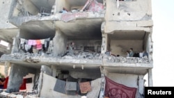 Zgrada u Rafi uništena u izraelskom napadu (Foto: REUTERS/Hatem Khaled)