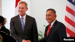 Pejabat Menhan AS Patrick Shanahan berjabat tangan dengan Menhan RI Ryamizard Ryacudu saat konferensi pers bersama usai pertemuan di Jakarta, Kamis (30/5).