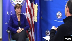 Ambasadorka SAD Trejsi Džejkobson u razgovoru sa dopisnikom albanskog servisa Glasa Amerike