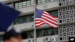 Seorang polisi Korea Selatan berjaga dekat Kedutaan Besar AS di Seoul, Korea Selatan, 27 Juni 2019. 
