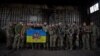 Ukrajina: Zelenski posetio vojnike na istoku, novi napadi dronovima na gradove