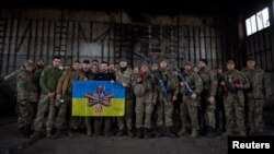Ukrajinski predsjednik Zelenski u posjeti ukrajinskim vojnicima u blizini linije fronta u oblasti Donjecka