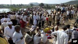 13일 인도 프라데시주의 힌두사원의 압사 사고 현장에 주민들이 모여 있다.