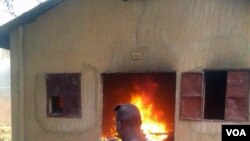 Un bâtiment en feu à Niamey, Niger, le 16 janvier 2015. (VOA/Abdoul Razak Idrissa)