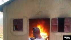 Gereja yang dibakar di Niamey, Niger (16/1). (VOA/Abdoul Razak Idrissa)