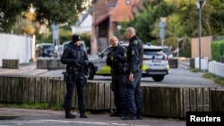 Petugas polisi melakukan penyelidikan dua ledakan di dekat kedutaan Israel di ibu kota Kopenhagen, Denmark, 2 Oktober 2024.