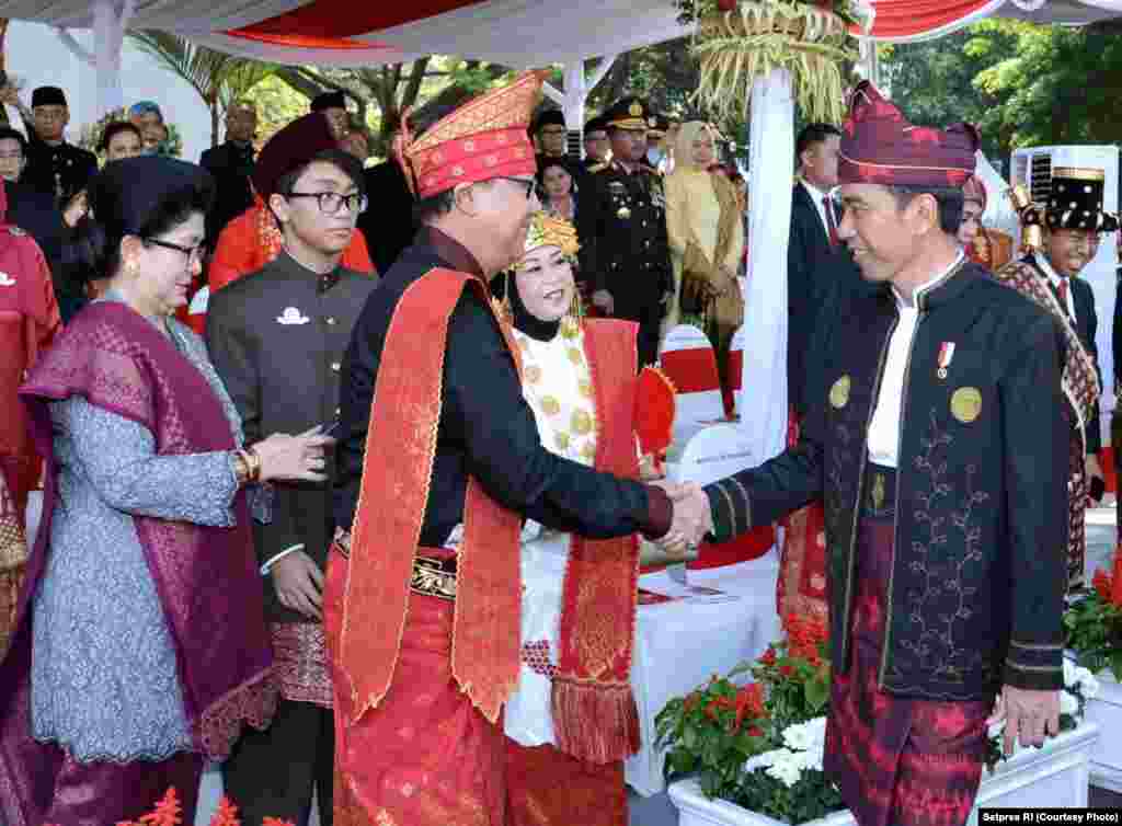 Presiden Joko Widodo menyalami hadirin yang ikut secara langsung menyaksikan pengibaran bendera di Istana Merdeka Jakarta, 17 Agustus 2017. (Courtesy: Setpres RI)