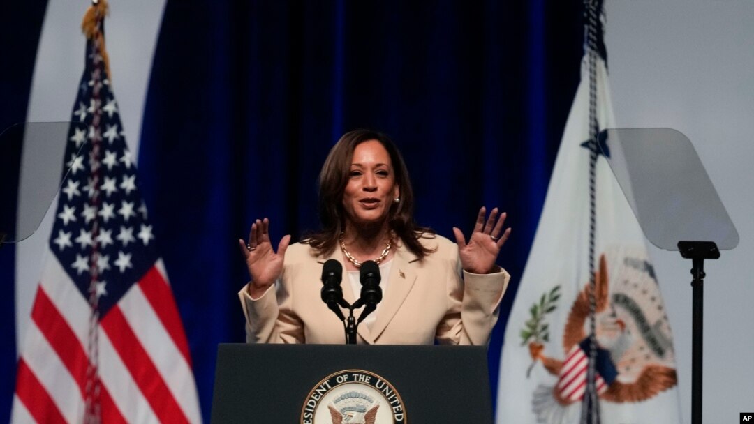 La vicepresidenta de EEUU, Kamala Harris, habla en una fraternidad en Indianápolis, Indiana, el 24 de julio de 2024.