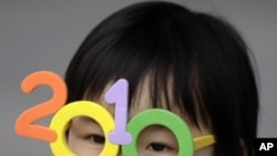 A child wears toy glasses at the Shanghai World Expo site (File Photo)