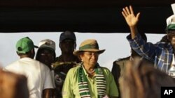 재선에 도전하여 선거 유세 중인 라이베리아의 엘렌 존슨 설리프 현 대통령