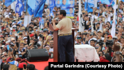 Prabowo Subianto menyapa pendukung saat kampanye di Stadion Sidolig, Bandung, Jawa Barat, pada Pilpres 2019. (Courtesy: Partai Gerindra) Jawa Barat termasuk satu dari lima provinsi yang dinilai Bawaslu paling rawan terjadi praktik politik uang.