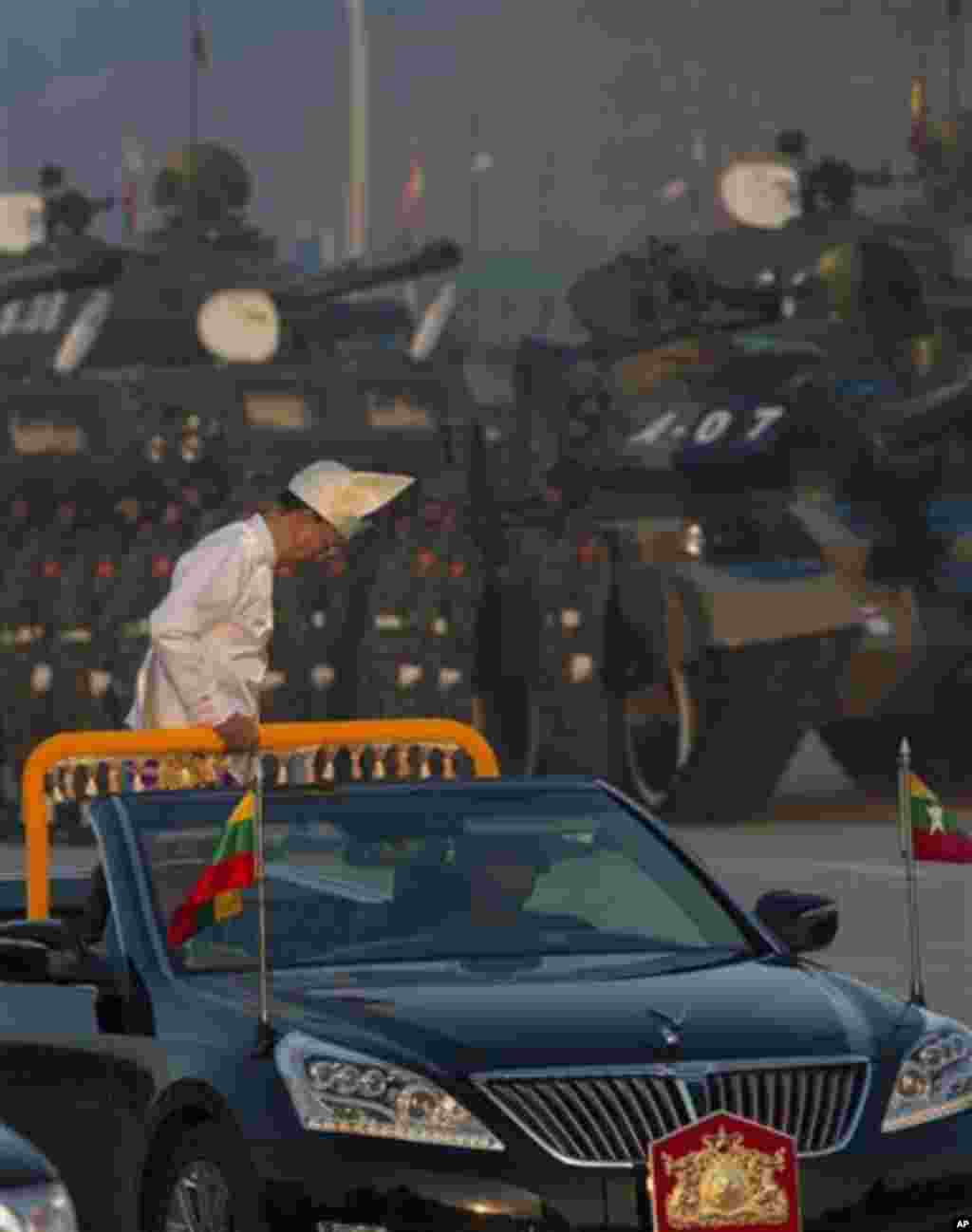 Myanmar President Thein Sein bows during a ceremony to mark Myanmar's 67th anniversary of Independence Day in Naypyitaw, Myanmar, Sunday, Jan. 4, 2015. (AP Photo/Gemunu Amarasinghe)