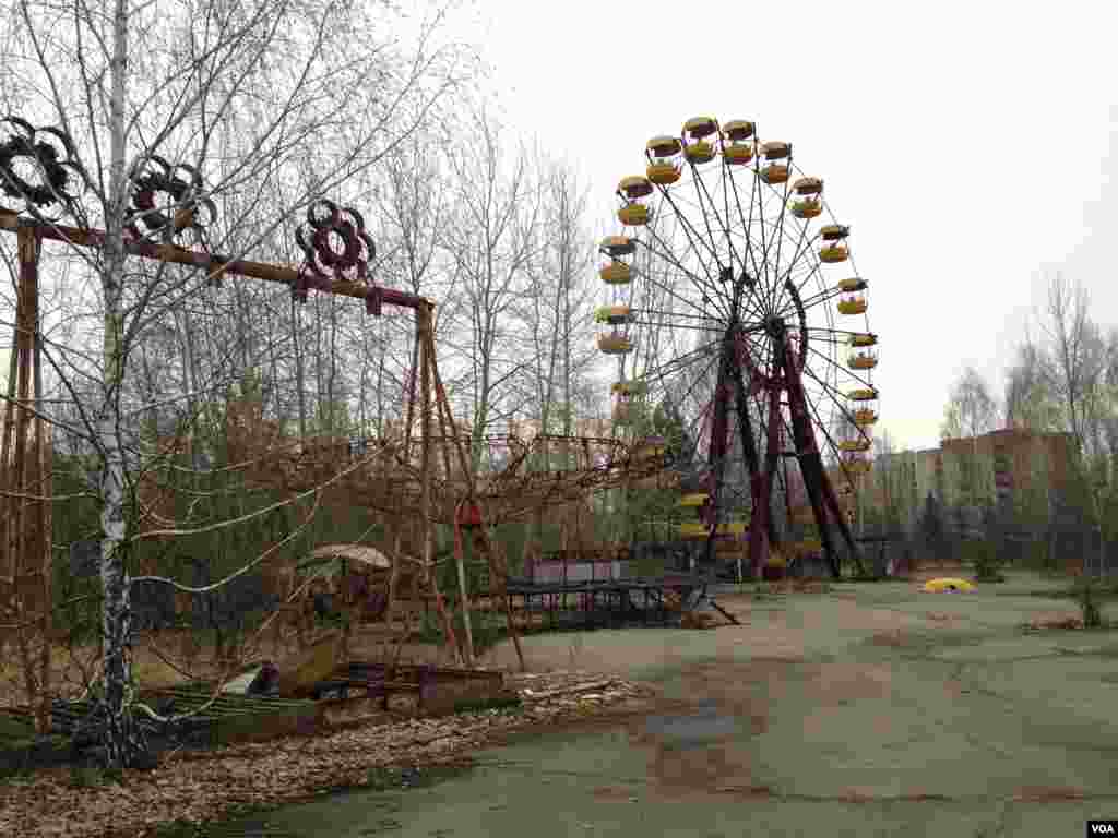 The Ferris wheel in the Pripyat amusement park, now an iconic symbol to a younger generation born after the Chernobyl disaster, thanks to its inclusion in the video game: Call of Duty 4: Modern Warfare.