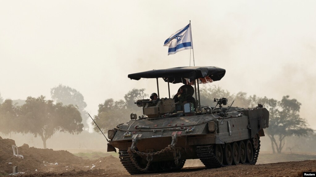 在以色列南部靠近以色列与加沙边界参加行动的以色列军人。(2023年12月28日)(photo:VOA)