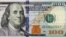 Los nuevos billetes de $100 tienen un color diferente y están atravesados por una franja azul de seguridad.