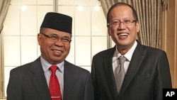 Philippine President Benigno Aquino (R) meets Al Haj Murad Ibrahim, a chairman of the Moro Islamic Liberation Front (MILF), in Tokyo, August 4, 2011