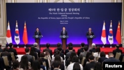 한국과 일본, 중국 정상이 27일 서울에서 제9차 한일중 정상회의를 마친 뒤 기자회견을 하고 있다. 