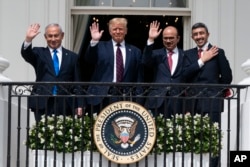 دیمەنی ساتی واژۆکردنی ڕێککەوتنی ئیبراهیمی لە کۆشکی سپی بەرواری 15ـی نۆی 2020 لە کۆشکی سپی. سەرۆکی ئەمەریکا لەگەڵ سەرۆکی ئیسرائیل و وەزیری دەرەوەی بەحرەین و وەزیری دەرەوەی ئیمارات دەردەکەوێت.