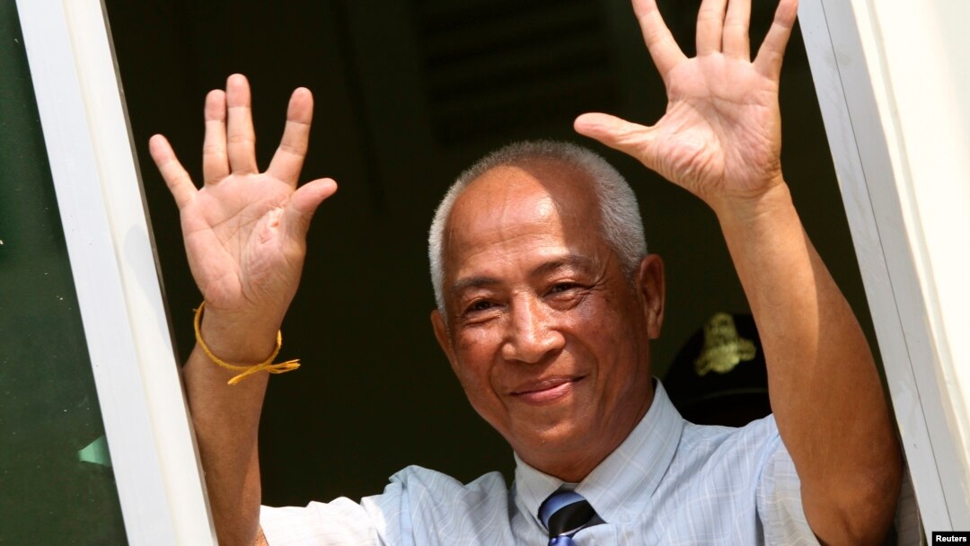 Mam Sonando, pemilik radio independen dan aktivis hak atas kepemilikan tanah saat berada di ruang tunggu pengadilan Phnom Penh (14/3). Pengadilan banding Kamboja telah membatalkan hukuman 20 tahun penjara atas Sonando dan diperkirakan akan dibebaskan pekan ini.