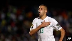 L'Algérien Islam Slimani célèbre son but lors du match de la CAN contre l'Afrique du Sud à Mongomo, Guinée équatoriale, le 19 janvier 2015.