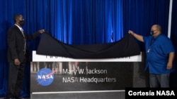 Bryan Jackson, nieto de Mary W. Jackson, izq. y Raymond Lewis, yerno de Mary W. Jackson, der., develan el nuevo nombre del edificio de la NASA en Washington el viernes 26 de febrero.