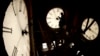 ARCHIVO - El conserje Ray Keen inspecciona la esfera de un reloj de 100 años de antigüedad que se encuentra en la cima del Palacio de Justicia del condado de Clay, el 8 de marzo de 2014, en Clay Center, Kansas. (Foto AP/Charlie Riedel)