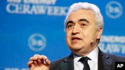 Fatih Birol, Direktur Eksekutif Badan Energi Internasional, berbicara tentang keadaan industri minyak di Houston, 22 Februari 2016. (Foto: AP)