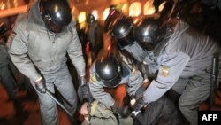 Задержание милицией участника акции протеста оппозиции в Санкт-Петербурге. Россия. 31 января 2011 года
