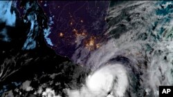 En esta imagen satelital, proporcionada por la NOAA, se muestra al huracán Agatha sobre la costa del Pacífico mexicano, en el estado de Oaxaca, México, el 30 de mayo de 2022. (NOAA vía AP)