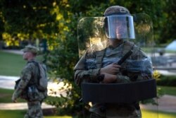 La Guardia Nacional protege una barricada en el Parque Centenario Olímpico en el centro de Atlanta, Georgia, durante una protesta contra la muerte en Minneapolis del afroestadounidense George Floyd en custodia policial. Junio 1, 2020.